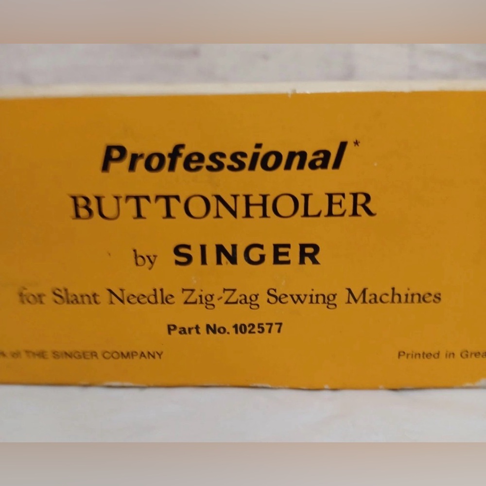 Professional Buttonholet by Singer - Picture 9 of 11